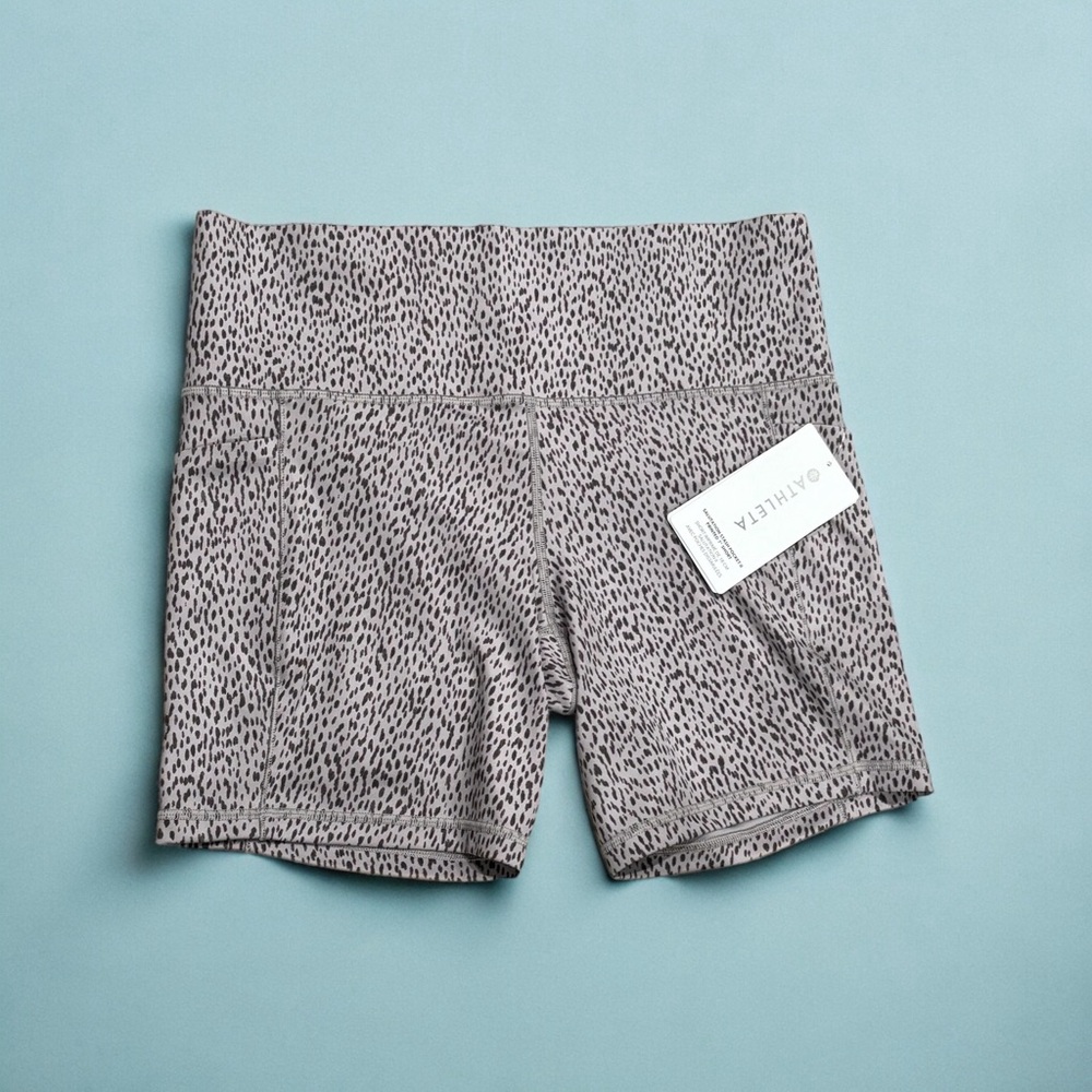 ATHLETA NWT Salutation Stash Pocket II Printed 7” Short US L compression